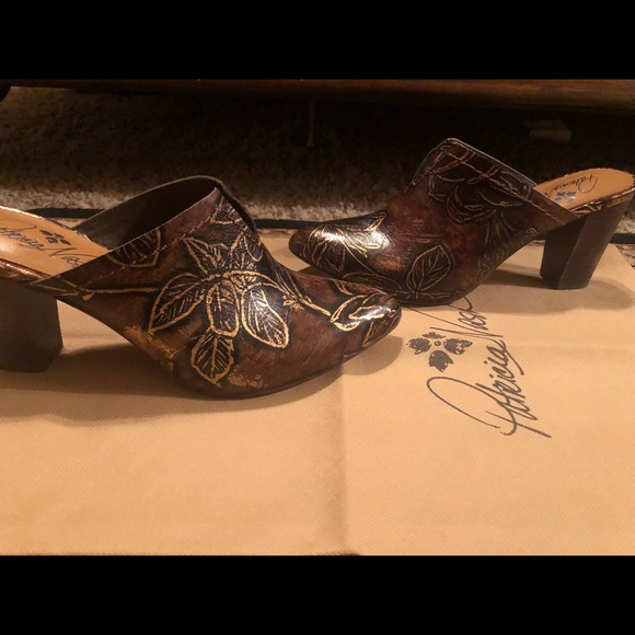 Patricia Nash leather mule heels - Picture 4 of 7